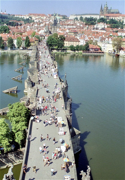 czech99: Czech Republic - Prague: Charles Bridge and the Vltava - from above - Karluv most (photo by M.Bergsma) - (c) Travel-Images.com - Stock Photography agency - Image Bank