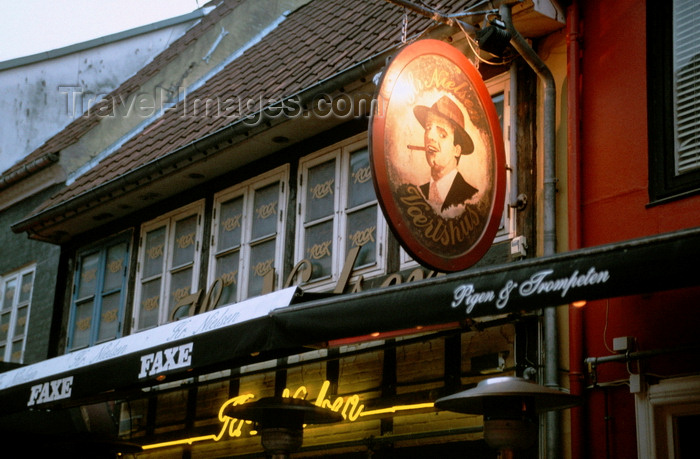 denmark36: Aalborg, North Jutland, Denmark: exterior of a pub restaurant at dusk - 'Pigen og Trompeten' on Jomfru Ane Gade - photo by K.Gapys - (c) Travel-Images.com - Stock Photography agency - Image Bank