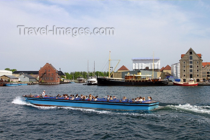 denmark46: Denmark - Copenhagen: on the water - tour boat - photo by C.Blam - (c) Travel-Images.com - Stock Photography agency - Image Bank