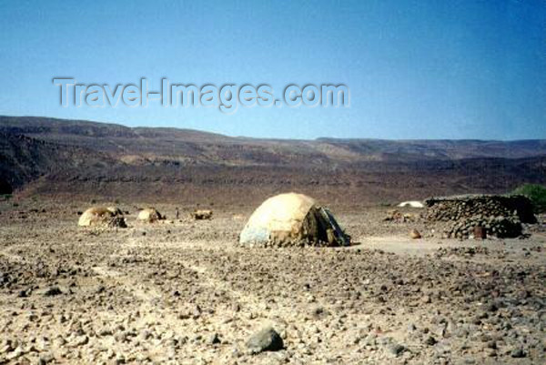 djibouti2: Djibouti: Afar huts in the desert - credits: photo © by B.Cloutier - (c) Travel-Images.com - Stock Photography agency - Image Bank
