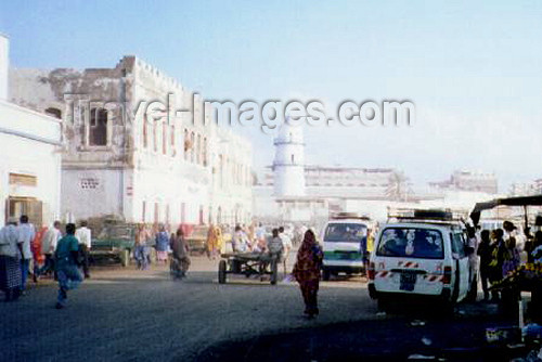 djibouti5: Djibouti City: Place Mahmoud Harbi and Hamouli Mosque - credits: photo © by B.Cloutier - (c) Travel-Images.com - Stock Photography agency - Image Bank