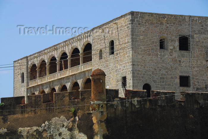 dominican1: Santo Domingo, Dominican Republic: Alcazar de Colon and the walls - view from Coronel Caamaño avenue - Ciudad Colonial - Unesco World Heritage - photo by M.Torres - (c) Travel-Images.com - Stock Photography agency - Image Bank