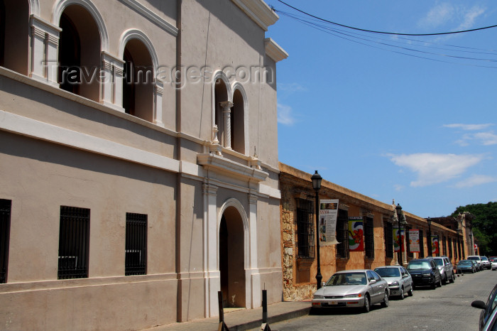 dominican105: Santo Domingo, Dominican Republic: Calle de las Damas - the oldest street in the New World - photo by M.Torres - (c) Travel-Images.com - Stock Photography agency - Image Bank