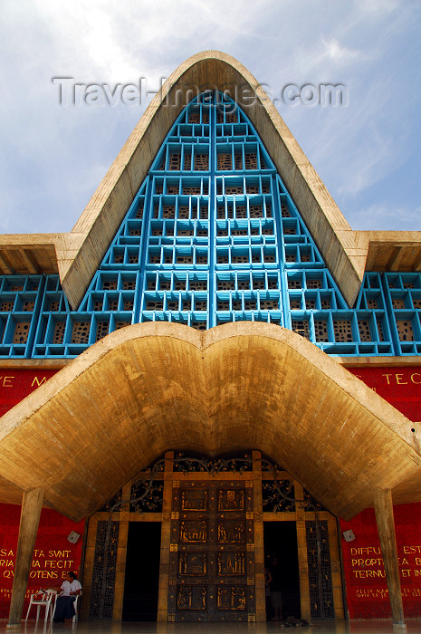 dominican108: Higüey, Dominican Republic: avant-garde construction - entrance to the Cathedral - Basilica of Our Lady - Basilica de Nuestra Señora de la Altagracia - photo by M.Torres - (c) Travel-Images.com - Stock Photography agency - Image Bank