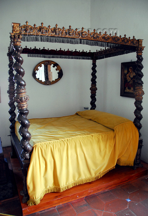 dominican11: Santo Domingo, Dominican Republic: Alcazar de Colon - bedroom of Maria de Toledo, wife of Diego Colon - canopy bed - cama con dosel en madera tallad - Ciudad Colonial - Unesco World Heritage - photo by M.Torres - (c) Travel-Images.com - Stock Photography agency - Image Bank