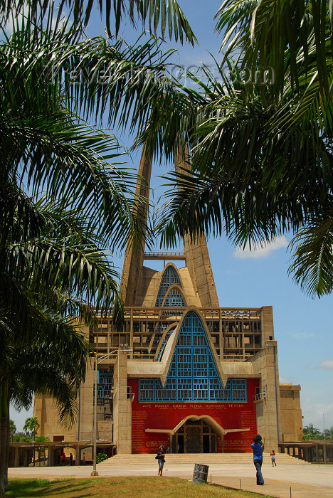 dominican123: Higüey, Dominican Republic: the Cathedral - Basilica of Our Lady - Basilica de Nuestra Señora de la Altagracia - Patio Frontal - palms and a 75-meter high arch - photo by M.Torres - (c) Travel-Images.com - Stock Photography agency - Image Bank