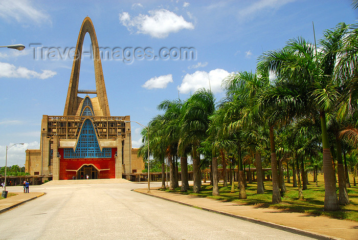 dominican124: Higüey, Dominican Republic: approaching the Basilica of Our Lady - Basilica de Nuestra Señora de la Altagracia - photo by M.Torres - (c) Travel-Images.com - Stock Photography agency - Image Bank