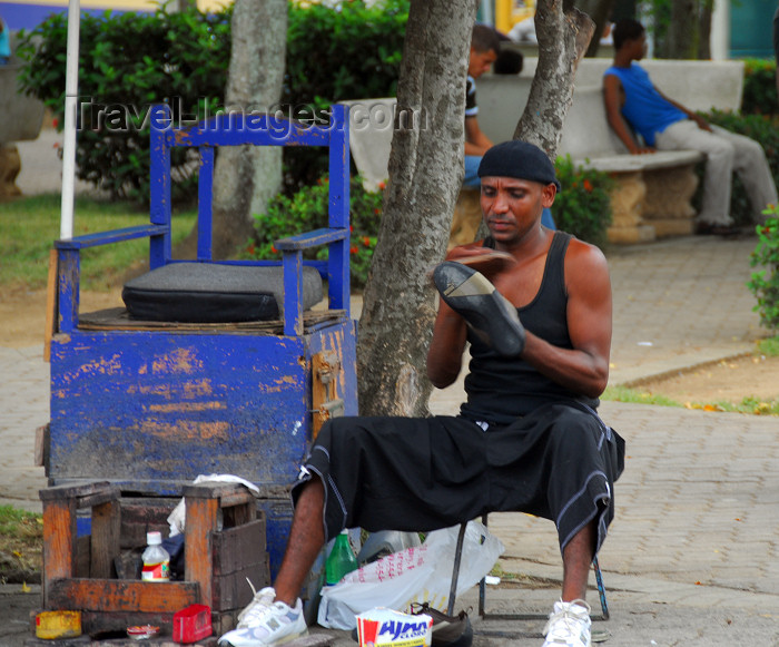 dominican131: Higüey, Dominican Republic: shoeshine on the main square - photo by M.Torres - (c) Travel-Images.com - Stock Photography agency - Image Bank