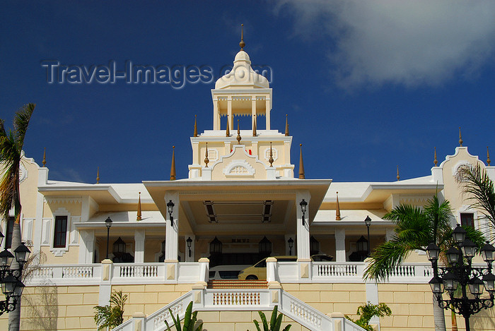 dominican144: Punta Cana, Dominican Republic: Riu Palace Hotel - entrance - Arena Gorda Beach - photo by M.Torres - (c) Travel-Images.com - Stock Photography agency - Image Bank