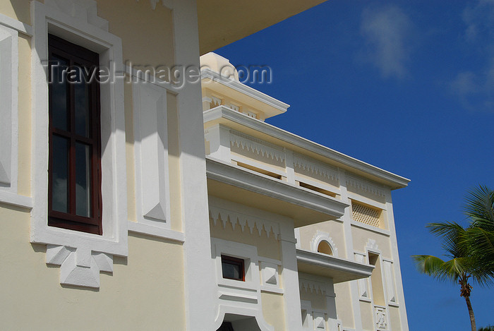 dominican145: Punta Cana, Dominican Republic: Riu Palace Hotel - architectural detail - Arena Gorda Beach - photo by M.Torres - (c) Travel-Images.com - Stock Photography agency - Image Bank