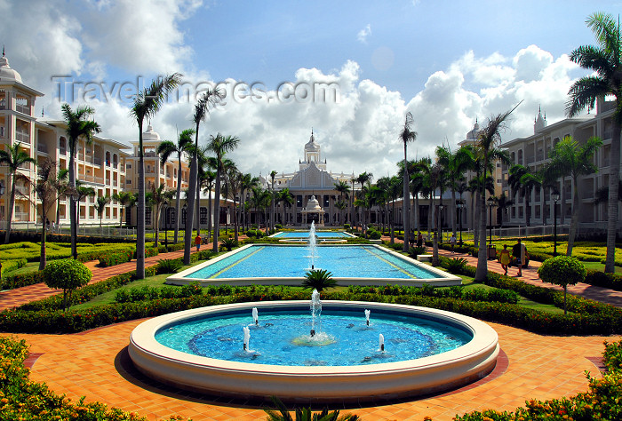 dominican147: Punta Cana, Dominican Republic: Riu Palace Hotel - the alameda - Arena Gorda Beach - photo by M.Torres - (c) Travel-Images.com - Stock Photography agency - Image Bank