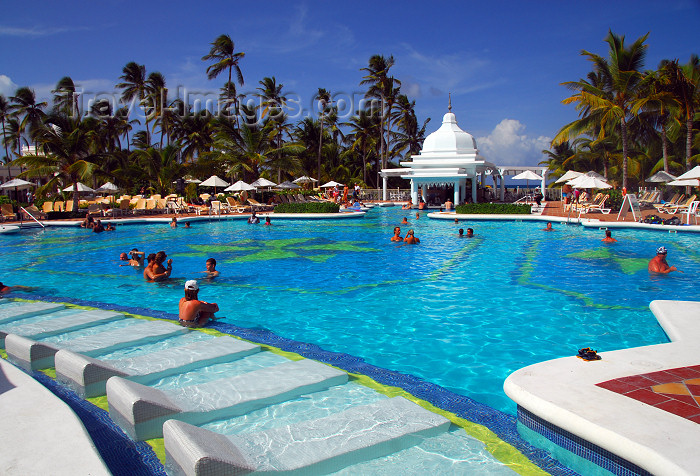 dominican148: Punta Cana, Dominican Republic: Riu Palace Hotel - the alameda - main pool and pool bar - Arena Gorda Beach - photo by M.Torres - (c) Travel-Images.com - Stock Photography agency - Image Bank