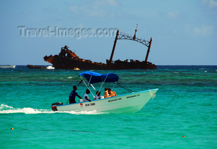 dominican151: Punta Cana, Dominican Republic: sea taxi and the Astron Shipwreck - Arena Gorda Beach - photo by M.Torres - (c) Travel-Images.com - Stock Photography agency - Image Bank
