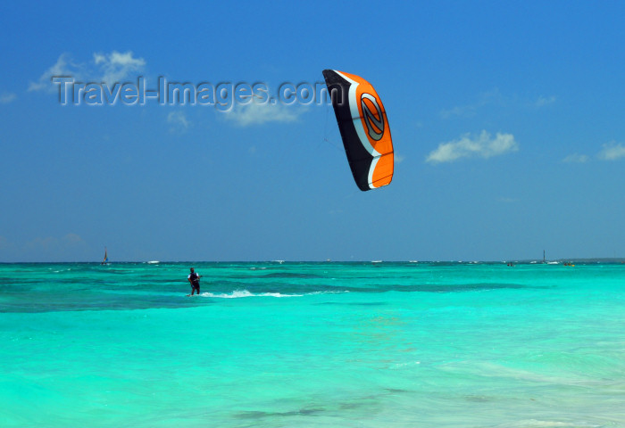 dominican161: Punta Cana, Dominican Republic: kite surfer - Arena Gorda Beach - photo by M.Torres - (c) Travel-Images.com - Stock Photography agency - Image Bank