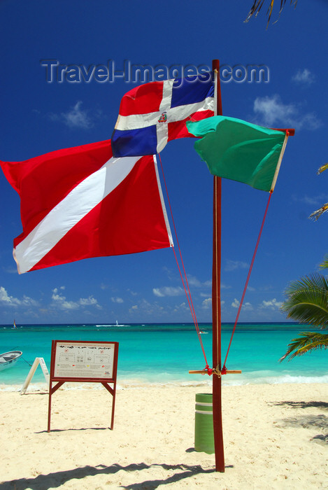 dominican162: Punta Cana, Dominican Republic: beach flag pole - Dominican, green and diver down flags - Arena Gorda Beach - photo by M.Torres - (c) Travel-Images.com - Stock Photography agency - Image Bank