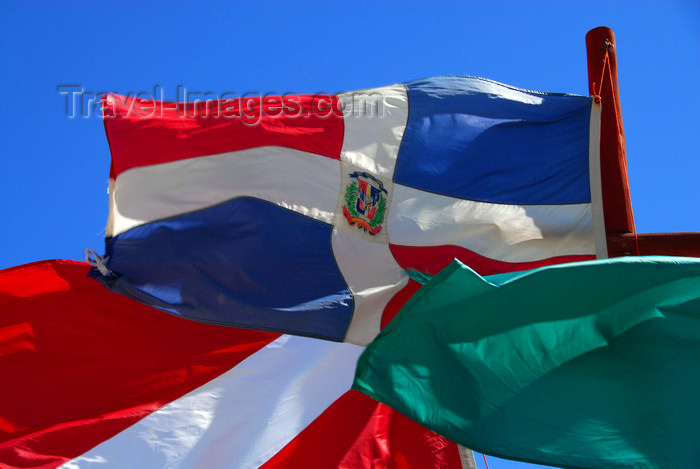 dominican173: Punta Cana, Dominican Republic: Dominican flag, green flag and diver down flag - Arena Gorda Beach - photo by M.Torres - (c) Travel-Images.com - Stock Photography agency - Image Bank