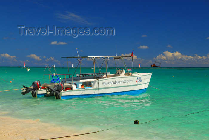 dominican178: Punta Cana, Dominican Republic: scuba divers' boat - Arena Gorda Beach - photo by M.Torres - (c) Travel-Images.com - Stock Photography agency - Image Bank