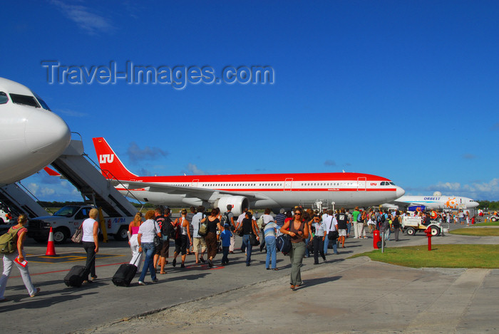dominican192: Punta Cana, Dominican Republic: passengers on the ramp, walking to a LTU Airbus A330-322 D-AERQ - LTU Lufttransport-Unternehmen GmbH - Punta Cana International Airport - PUJ / MDPC - photo by M.Torres - (c) Travel-Images.com - Stock Photography agency - Image Bank