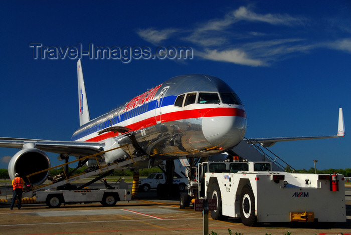 dominican194: Punta Cana, Dominican Republic: American Airlines Boeing 757-223 N689AA and Aircraft Tow Tractor - TUG Technologies Corporation U30 - Punta Cana International Airport - PUJ / MDPC - photo by M.Torres - (c) Travel-Images.com - Stock Photography agency - Image Bank