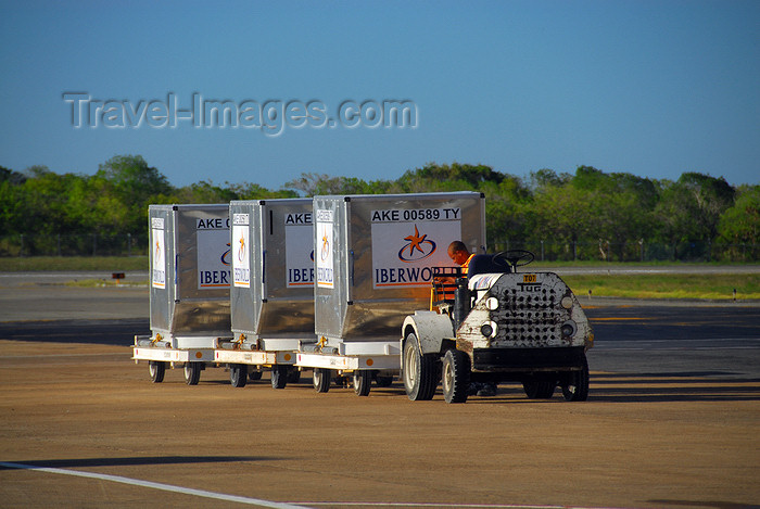 dominican205: Punta Cana, Dominican Republic: cargo containers being towerd - type AKE / LD3 (ULDs) - TUG Technologies Corporation MA Tow Tractor - Punta Cana International Airport - PUJ / MDPC - photo by M.Torres - (c) Travel-Images.com - Stock Photography agency - Image Bank