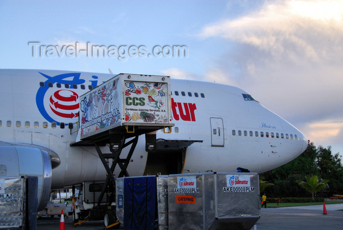 dominican213: Punta Cana, Dominican Republic: Air Pullmantur Boeing 747-341 EC-IOO - AKE - LD3 Unit Load Devices (ULDs), open cargo bin and catering truck - Punta Cana International Airport - PUJ / MDPC - photo by M.Torres - (c) Travel-Images.com - Stock Photography agency - Image Bank