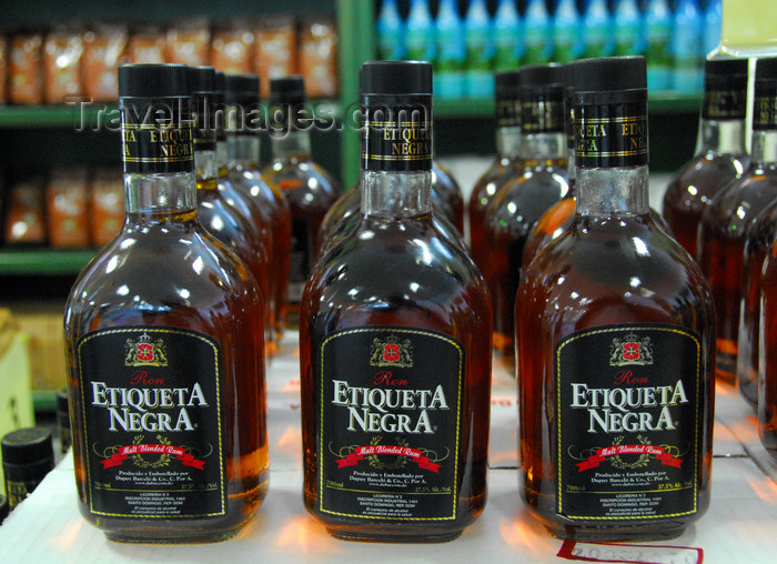 dominican232: La Romana, Dominican Republic: Etiqueta Negra - Dominican malt blended rum - photo by M.Torres - (c) Travel-Images.com - Stock Photography agency - Image Bank