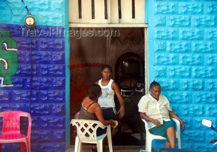 dominican236: La Romana, Dominican Republic: street scene - photo by M.Torres - (c) Travel-Images.com - Stock Photography agency - Image Bank