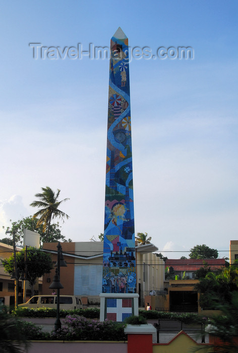dominican237: La Romana, Dominican Republic: decorated obelisk - photo by M.Torres - (c) Travel-Images.com - Stock Photography agency - Image Bank