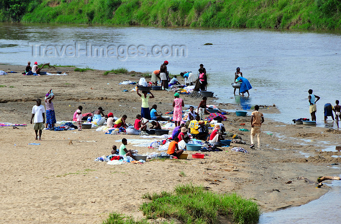 dominican239: Dajabón, Dominican Republic: small beach - laundry in the Massacre river - photo by M.Torres - (c) Travel-Images.com - Stock Photography agency - Image Bank