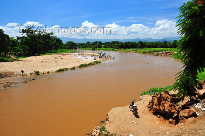 dominican240: Dajabón, Dominican Republic: Massacre river - border with Haiti - photo by M.Torres - (c) Travel-Images.com - Stock Photography agency - Image Bank