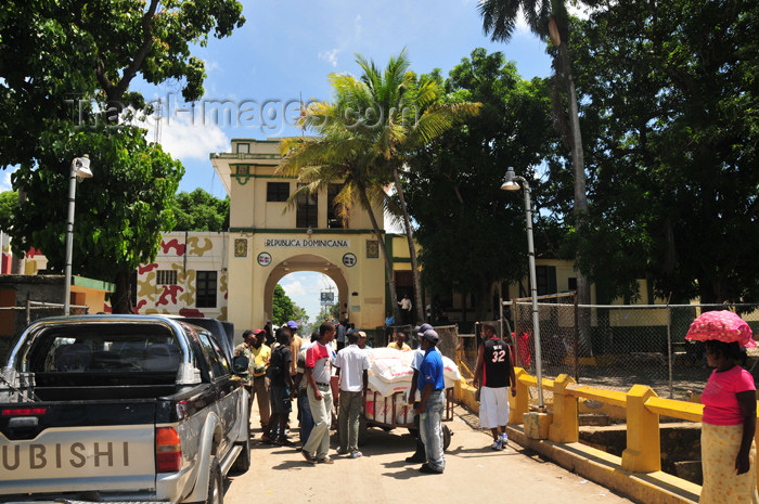 dominican241: Dajabón, Dominican Republic: first glance of the Dominican republic, after crossing the gate on the river Massacre bridge - customs office - photo by M.Torres - (c) Travel-Images.com - Stock Photography agency - Image Bank