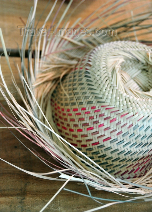 dominican267: El Catey, Samaná province, Dominican republic: straw hat with loose edges - Samaná El Catey International Airport - photo by M.Torres - (c) Travel-Images.com - Stock Photography agency - Image Bank