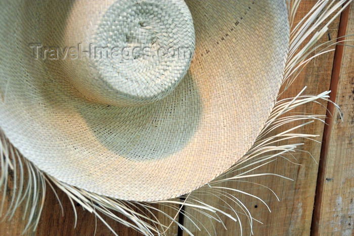 dominican269: El Catey, Samaná province, Dominican republic: wide straw hat - Samaná El Catey International Airport - photo by M.Torres - (c) Travel-Images.com - Stock Photography agency - Image Bank