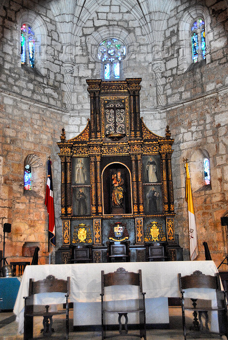dominican27: Santo Domingo, Dominican Republic: Catedral Primada de America - main altar - Holy Metropolitan Cathedral Basilica of our Lady Holy Mary of the Incarnation - Catedral Santa Maria La Menor - Altar mayor - Ciudad Colonial - UNESCO World Heritage site - photo by M.Torres - (c) Travel-Images.com - Stock Photography agency - Image Bank