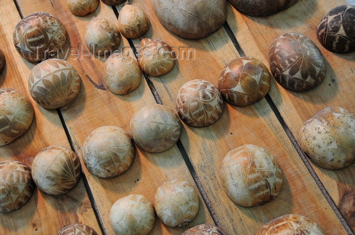 dominican273: El Catey, Samaná province, Dominican republic: decorated gourds - Dominican handicrafts - Samaná El Catey International Airport - photo by M.Torres - (c) Travel-Images.com - Stock Photography agency - Image Bank