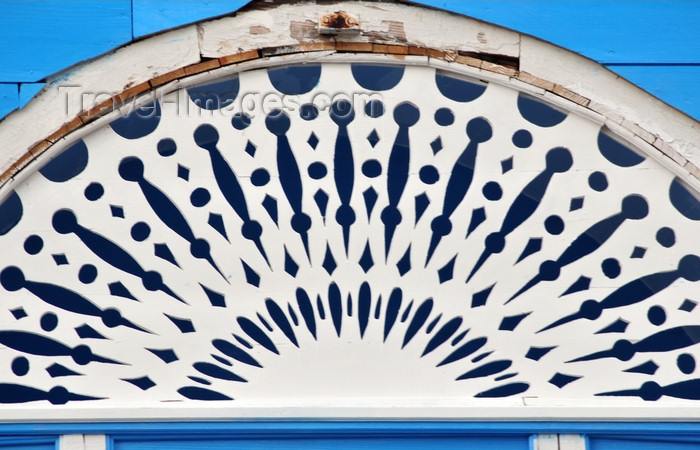 dominican289: Puerto Plata, Dominican republic: semi-circular rose window of a Creole house - Parque Central - Casa victoriana - photo by M.Torres - (c) Travel-Images.com - Stock Photography agency - Image Bank