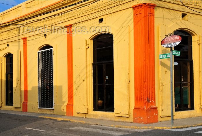 dominican306: Puerto Plata, Dominican republic: amber gallery - corner of José Ariza and 12 Julio streets - photo by M.Torres - (c) Travel-Images.com - Stock Photography agency - Image Bank