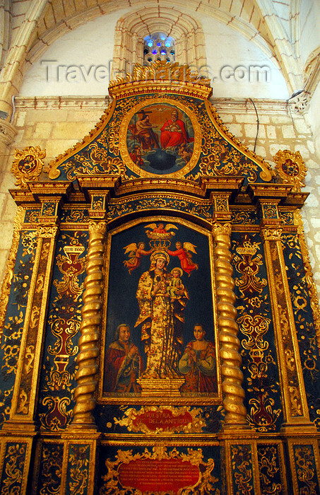 dominican31: Santo Domingo, Dominican Republic: Catedral Primada de America - the Virgin - main altar - Holy Metropolitan Cathedral Basilica of our Lady Holy Mary of the Incarnation - Catedral Santa Maria La Menor - Ciudad Colonial - UNESCO World Heritage site - photo by M.Torres - (c) Travel-Images.com - Stock Photography agency - Image Bank