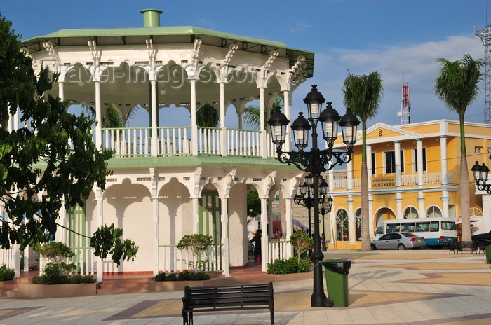 dominican310: Puerto Plata, Dominican republic: bandstand and Gonzalez building - central park - Glorieta victoriana del Parque Central Independencia -  photo by M.Torres - (c) Travel-Images.com - Stock Photography agency - Image Bank