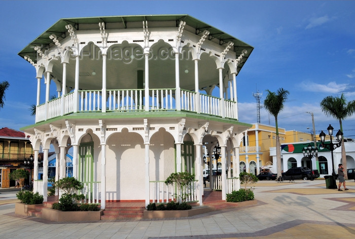 dominican311: Puerto Plata, Dominican republic: octogonal bandstand in the central park - Victorian architecture - Glorieta victoriana del Parque Central Independencia -  photo by M.Torres - (c) Travel-Images.com - Stock Photography agency - Image Bank