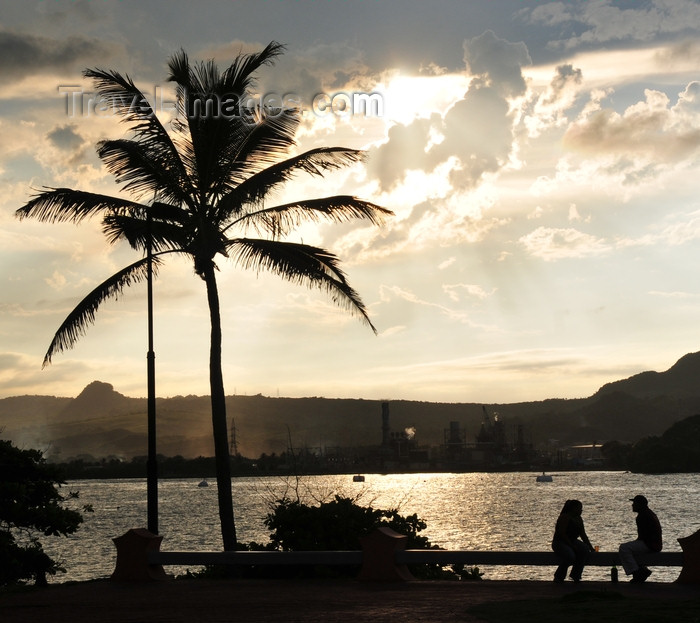 dominican313: Puerto Plata, Dominican republic: couple and coconut tree - silhouettes at sunset - harbour view - La Novia Del Atlantico - photo by M.Torres - (c) Travel-Images.com - Stock Photography agency - Image Bank