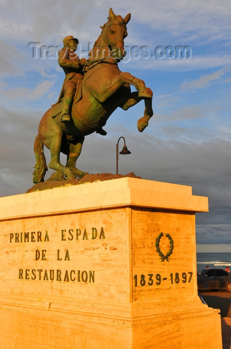 dominican318: Puerto Plata, Dominican republic: equestrian statue of General Gregorio Luperón, leader in the restoration of the independence of the DR - estatua del General Gregorio Luperón, 'Primera Espada de la Restauración Nacional' - photo by M.Torres - (c) Travel-Images.com - Stock Photography agency - Image Bank