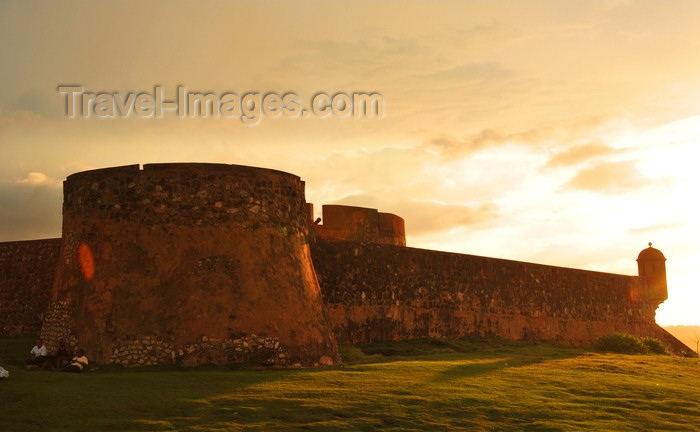 dominican319: Puerto Plata, Dominican republic: San Felipe fortress at sunset - located at the Puntilla Del Malecón - Fortaleza de San Felipe de Puerto Plata - photo by M.Torres - (c) Travel-Images.com - Stock Photography agency - Image Bank