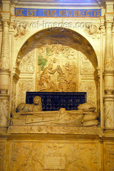 dominican32: Santo Domingo, Dominican Republic: Catedral Primada de America - tomb of Rodrigo de Bastidas, bishop of San Juan, Puerto Rico and son of the Conquistador of the same name - Holy Metropolitan Cathedral Basilica of our Lady Holy Mary of the Incarnation - Catedral Santa Maria La Menor - Ciudad Colonial - UNESCO World Heritage site - photo by M.Torres - (c) Travel-Images.com - Stock Photography agency - Image Bank