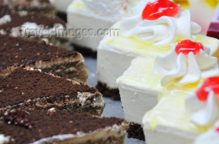 dominican329: Río San Juan, María Trinidad Sánchez province, Dominican republic: slices of tiramisu and meringue cake - photo by M.Torres - (c) Travel-Images.com - Stock Photography agency - Image Bank