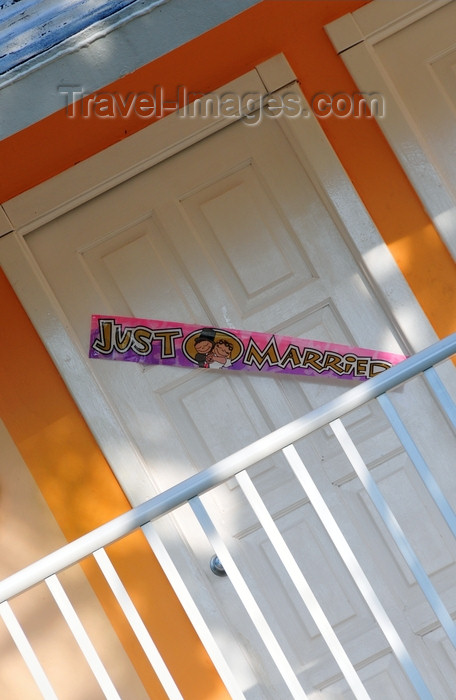 dominican341: Río San Juan, María Trinidad Sánchez province, Dominican republic: 'just married' sign on a hotel room door - newly-weds are love all-inclusive resorts - photo by M.Torres - (c) Travel-Images.com - Stock Photography agency - Image Bank