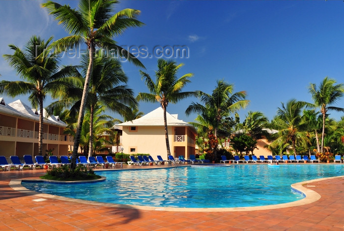 dominican343: Río San Juan, María Trinidad Sánchez province, Dominican republic: pool surrounded by coconut trees, at an all-inclusive hotel - photo by M.Torres - (c) Travel-Images.com - Stock Photography agency - Image Bank