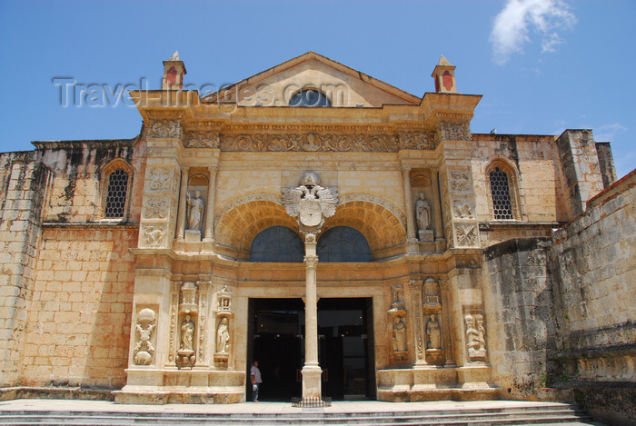 dominican35: Santo Domingo, Dominican Republic: Catedral Primada de America - main façade, built of coral rock - Geraldini portal - Catedral Santa Maria La Menor - Nuestra Señora de la Encarnación - Ciudad Colonial - UNESCO World Heritage site - photo by M.Torres - (c) Travel-Images.com - Stock Photography agency - Image Bank