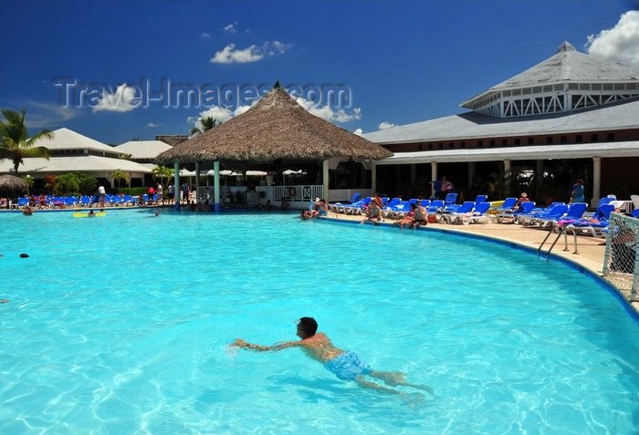 dominican353: Río San Juan, María Trinidad Sánchez province, Dominican republic: pool and pool bar at the Bahia Principe resort - photo by M.Torres - (c) Travel-Images.com - Stock Photography agency - Image Bank