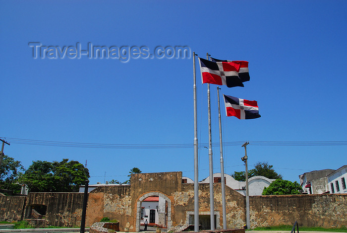 dominican47: Santo Domingo, Dominican Republic: Puerta de la Atarazana - the Shipyard gate - photo by M.Torres - (c) Travel-Images.com - Stock Photography agency - Image Bank